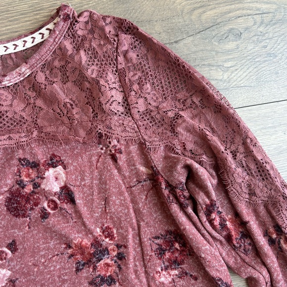 Rewind Floral Lace Trimmed Women's Sweater - Picture 2 of 7